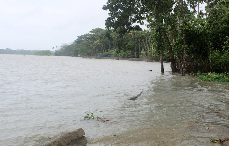 ঘূর্ণিঝড় ইয়াসের প্রভাবে বৃদ্ধি পেয়েছে পিরোজপুরের কঁচা, বলেশ্বর, সন্ধ্যা ও কালিগঙ্গাসহ সব নদীর পানি। বর্তমানে সবগুলো নদীর পানিই বিপৎসীমার উপর দিয়ে প্রবাহিত হয়ে নিম্নাঞ্চল প্লাবিত হয়েছে। এছাড়া থেমে থেমে বৃষ্টির সাথে হালকা বাতাসও হচ্ছে। ছবি: আব্দুস সালাম আরিফ