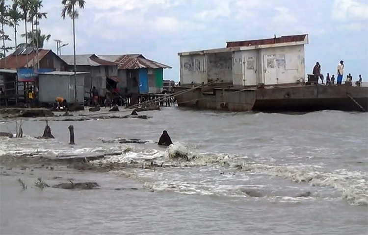 ঘূর্ণিঝড় ইয়াসের প্রভাবে অস্বাভাবিক জোয়ারে প্লাবিত হয়েছে নোয়াখালী দ্বীপ উপজেলা হাতিয়ার উপকূল তীরবর্তী নিম্নাঞ্চলের বেশকিছু গ্রাম। এরমধ্যে নিঝুমদ্বীপ ইউনিয়নের চারটি গ্রাম সম্পূর্ণভাবে পানিতে তলিয়ে যাওয়ার খবর পাওয়া গেছে। ছবি: ইকবাল হোসেন মজনু