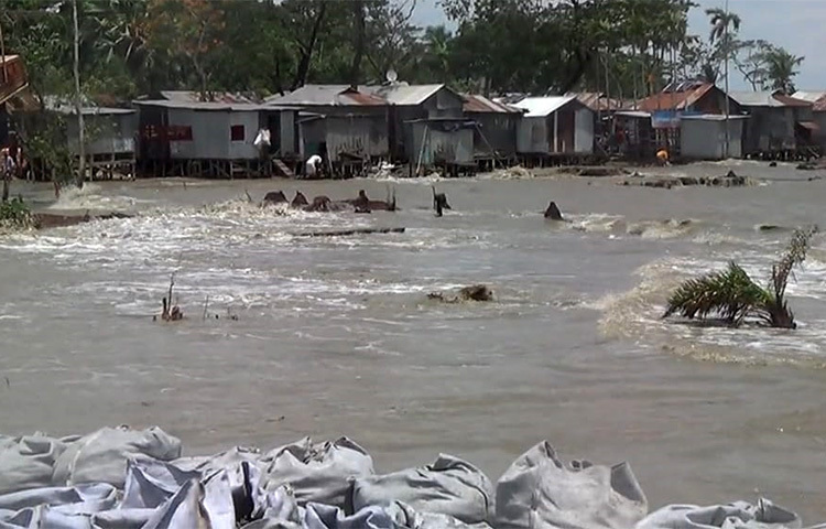 আজ সকাল থেকে শুরু হওয়া জোয়ারে এসব এলাকা প্লাবিত হয়েছে। ঘূর্ণিঝড় ইয়াসের প্রভাবে হাতিয়ার চারপাশে নদীতে স্বাভাবিক জোয়ারের চেয়ে ৩-৪ ফুট উচ্চতায় পানি বৃদ্ধি পেয়েছে। ছবি: ইকবাল হোসেন মজনু