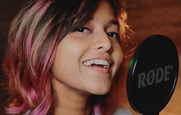 জানা গেছে, ‘মানিকে মাগে হিতে’ ভাইরাল গানের শিল্পীর নাম ইয়োহানি ডি সিলভা। তিনি শ্রীলঙ্কার নাগরিক। বিজ্ঞানের ছাত্রী হয়েও গানের ভুবনে দ্রæত পিরিচিতি লাভ করেছেন। ছবি: সংগৃহীত