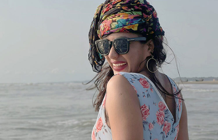 সমুদ্রসৈকতে উচ্ছ্বসিত মম। ছবি: ফেসবুক