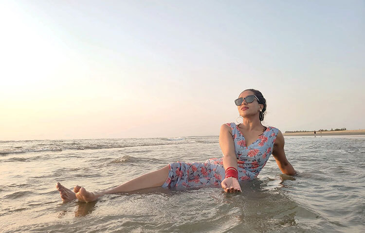 কোন সমুদ্রসৈকতে রয়েছেন মম তা কিছু জানাননি। ছবি: ফেসবুক