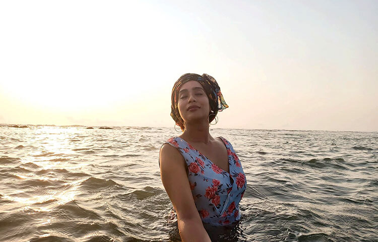 সমুদ্রের জলের সঙ্গে মমর মিতালি। ছবি: ফেসবুক