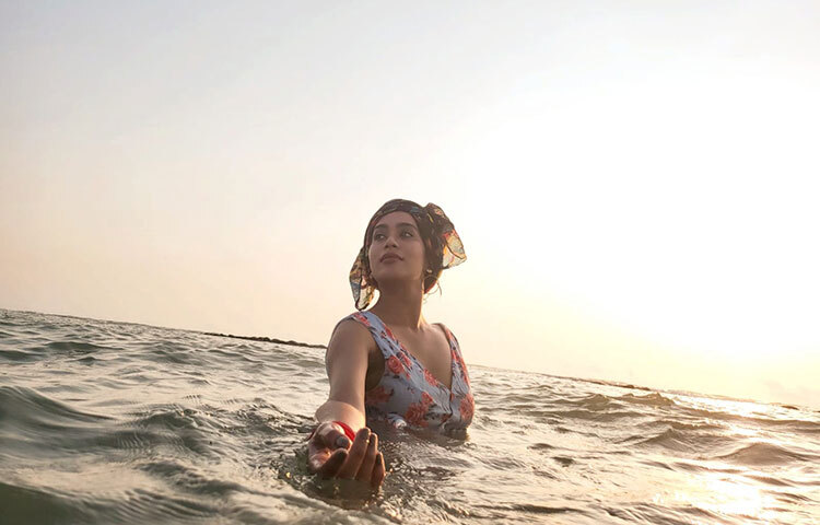 সমুদের স্নিগ্ধ জলে মনের সব ক্লান্তি দূর করছেন মম। ছবি: ফেসবুক