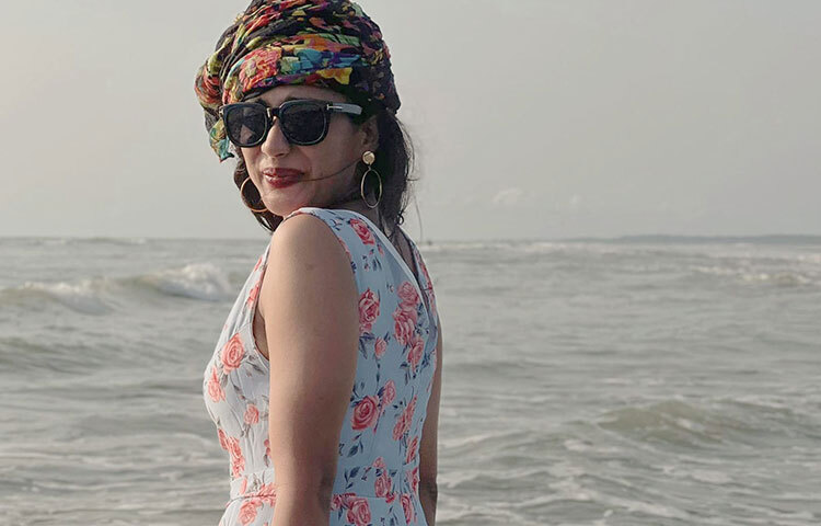 যেন সমুদ্রের ডাকে সাড়া দিতে যাচ্ছেন মম। ছবি: ফেসবুক