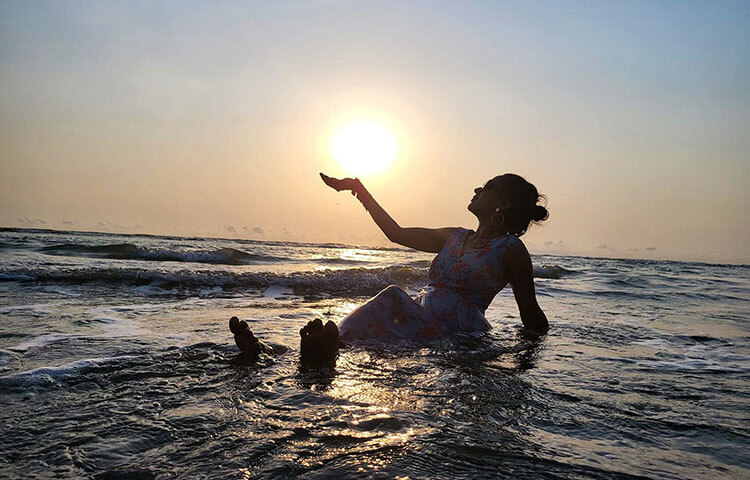 শেষ বিকেলের আলোয় যেন সূর্যকে ছুঁতে চাইছেন মম। ছবি: ফেসবুক