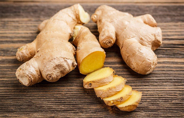 হৃদযন্ত্রের গতি বাড়িয়ে দেয় আদার পার্শ্বপ্রতিক্রিয়া। তাছাড়া ঝাপসা দৃষ্টিশক্তি, অনিদ্রাও হতে পারে আদা অতিরিক্ত খাওয়ার ফলে। তাছাড়া রক্তচাপের ওঠানামার ফলে হৃদরোগও দেখা দিতে পারে। অতিরিক্ত আদা খেলে চোখ ও ত্বকে সংক্রমণ দেখা দিতে পারে। এছাড়া ঠোঁট ফুলে ওঠা, গলায় অস্বস্তিও হতে পারে। সেক্ষেত্রে দ্রুত চিকিৎসকের পরামর্শ নিতে হবে। ছবি: সংগৃহীত