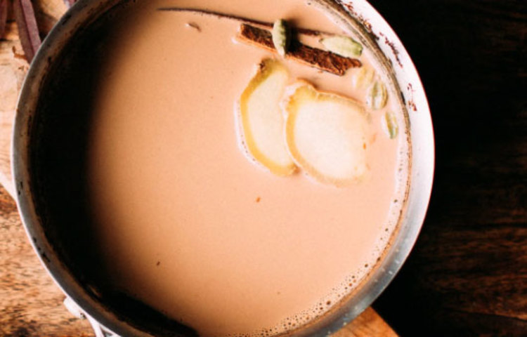 গায়ে, হাত ও পায়ে ব্যথা বা মাথার যন্ত্রণা থাকলে আদা-চা খান।