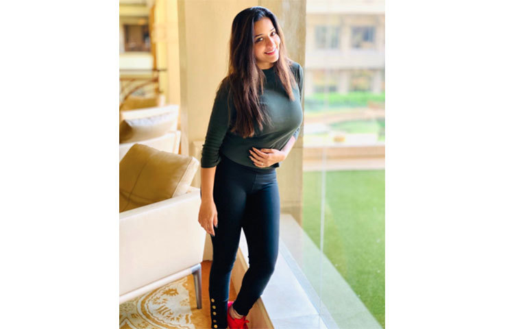 সেজেগুজে আছেন ঝুমা বৌদি।