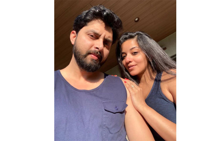 কখনও আবার স্বামী বিক্রান্ত সিং রাজপুতের সঙ্গে সময় কাটাচ্ছেন দুপুর ঠাকুরপো খ্যাত ঝুমা বৌদি মোনালিসা।