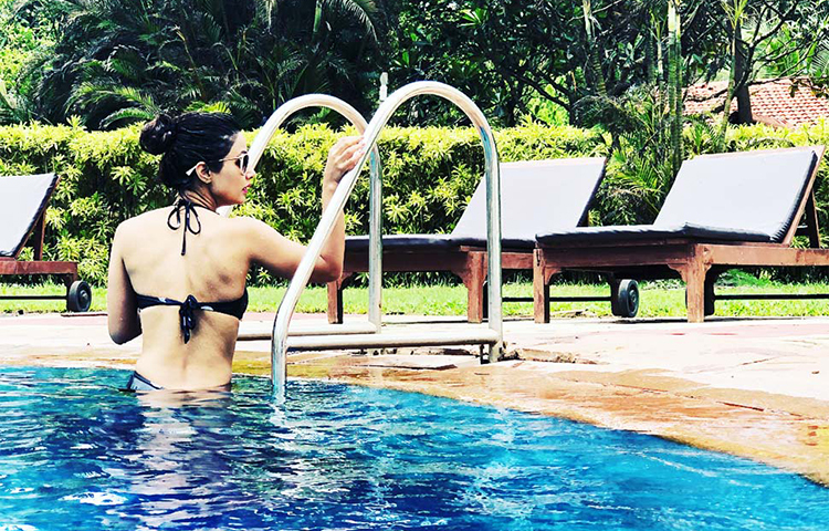 এভাবেই ফটো শিকারীদের ক্যামেরায় ধরা পড়েন হিনা খান।