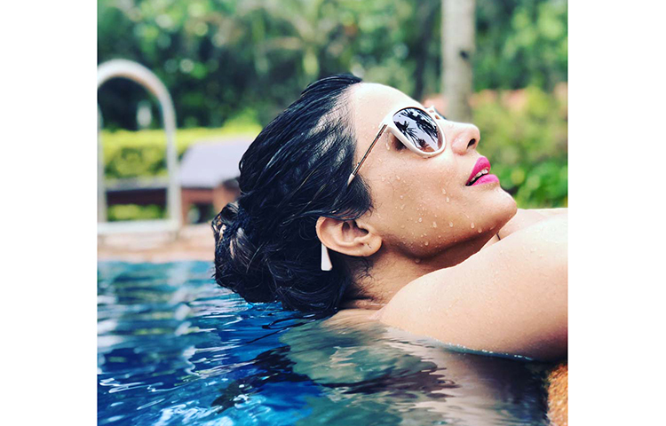 ক্লান্তি দূর করতে হিনার সুইমিং পুল বিলাস।
