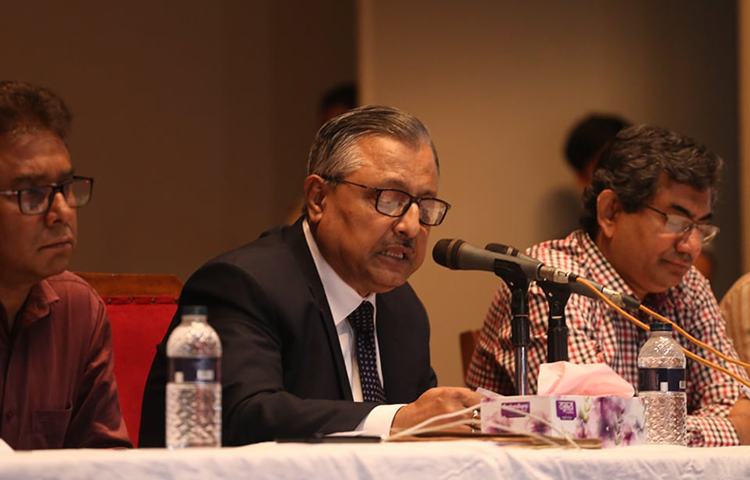 আবরার ফাহাদ হত্যায় বুয়েটের অভিযুক্ত ১৯ জনকে বহিষ্কারের ঘোষণা দিয়েছেন ভিসি অধ্যাপক সাইফুল ইসলাম। এ ছাড়া এই মুহূর্ত থেকে বুয়েটে সব রাজনৈতিক কর্মকাণ্ড নিষিদ্ধ ঘোষণা করেছেন তিনি। ছবি: মাহবুব আলম