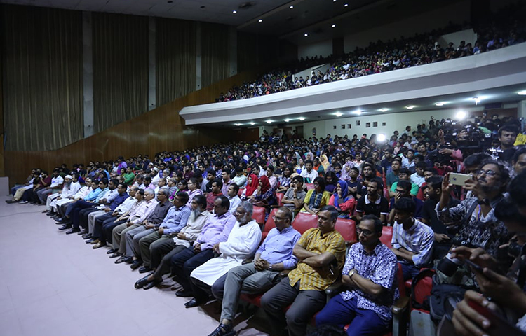 ভিসি বলেন, ‘আমার নিজ ক্ষমতায় বুয়েটের সব রাজনৈতিক দলের কর্মকাণ্ড নিষিদ্ধ ঘোষণা করছি।’ ছবি: মাহবুব আলম