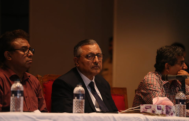 এ সময় জোর করতালিতে এ সিদ্ধান্তকে অভিনন্দন জানান শিক্ষার্থীরা। ছবি: মাহবুব আলম