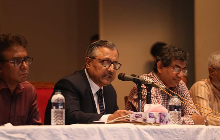 হলগুলোয় র‌্যাগিংয়ের নামে শিক্ষার্থীদের ওপর নির্যাতনের বিষয়ে দ্রুততম সময়ে তদন্ত কমিটি করে ব্যবস্থা নেয়া হবে জানিয়ে ভিসি বলেন, দ্রুততম সময়ের মধ্যে ক্যাম্পাসের মধ্যে সিসিটিভি বসানো হবে। এ জন্য সময়ের প্রয়োজন রয়েছে। ছবি: মাহবুব আলম