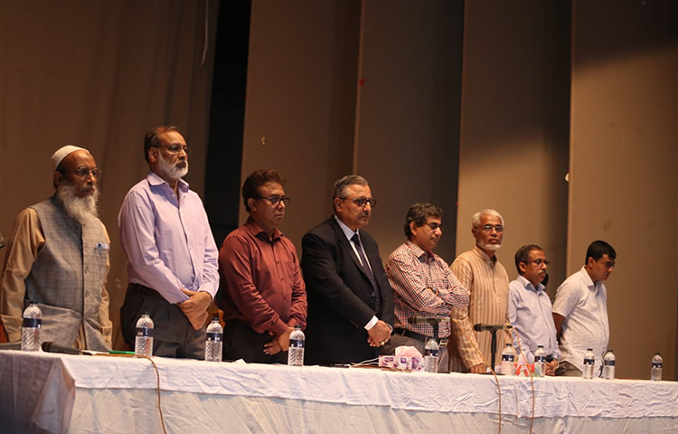 শিক্ষার্থীদের আলটিমেটামের পরিপ্রেক্ষিতে বাংলাদেশ প্রকৌশল ও প্রযুক্তি বিশ্ববিদ্যালয়ের (বুয়েট) উপাচার্য (ভিসি) প্রফেসর ড. সাইফুল ইসলাম শুক্রবার (১১ অক্টোবর) বিকাল সাড়ে ৫টায় আন্দোলনকারী শিক্ষার্থীদের সঙ্গে বৈঠকে বসেন। ছবি: মাহবুব আলম