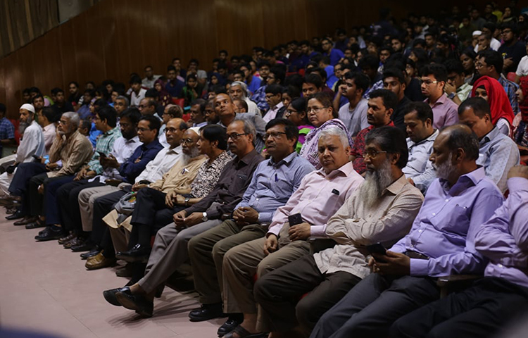 বুয়েটের কেন্দ্রীয় অডিটোরিয়ামে বৈঠকটি অনুষ্ঠিত হচ্ছে। ছবি: মাহবুব আলম