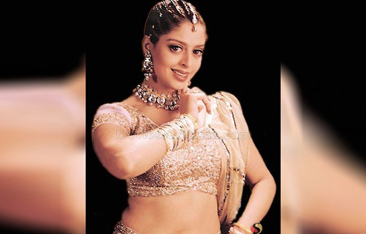 বারবার বিবাহিত পুরুষের সঙ্গে নিজেকে জড়িয়ে ফেলা নাগমা নিজের জীবনে এখনো একা। তার ধ্যানজ্ঞান এখন রাজনীতি। জুলি-২ সিনেমা তাকে কেন্দ্র করেই তৈরি হয়েছে বলে মনে করা হয়।