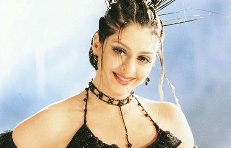 অভিজাত ও বর্ধিষ্ণু ব্যবসায়ী রাজপুত বংশে নাগমার জন্ম ১৯৭৪ সালের ২৫ ডিসেম্বর। তার বাবার নাম প্রতাপসিংহ মোরারজি। তার মা শামা কাজি ছিলেন কোঙ্কণি মুসলিম পরিবারের মেয়ে। পরবর্তী সময়ে তার নাম হয় সীমা। প্রতাপসিংহের সঙ্গে শামার বিয়ে হয় ১৯৬৯ সালে। তবে ১৯৭৪ সালে ভেঙে যায় তাদের দাম্পত্য।