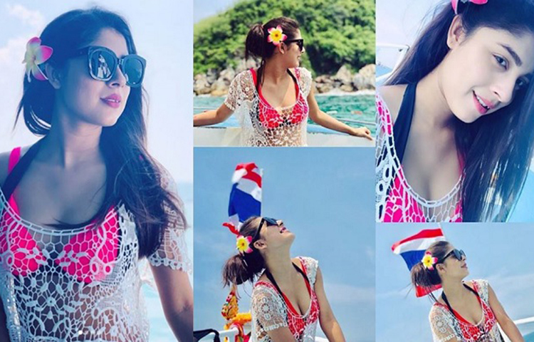 গোলাপি বিকিনিতে অদ্রিজা উত্তাপ ছড়াচ্ছেন।