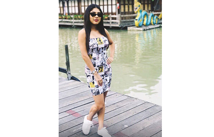 থাইল্যান্ডে গিয়ে কখনো পাতায়া কখনো ব্যাঙ্ককে বন্ধুদের সঙ্গে ঘুরতে দেখা যায় অদ্রিজাকে।