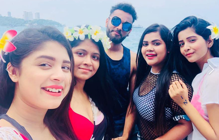 বন্ধু-বান্ধুবীদের সঙ্গে অদ্রিজা।