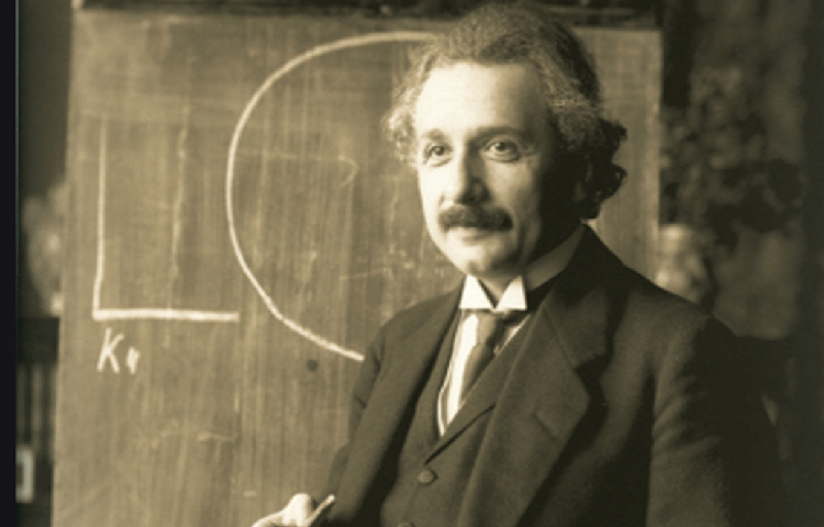 অ্যালবার্ট আইনস্টাইন। ৪ মার্চ, ১৮৭৯ জার্মানির উলমা শহরে জন্ম। বাবা ছিলেন হারমান আইনস্টাইন আর মা পাওলিন। স্কুল শেষ করে জুরিখের পলিটেকনিক ইউনিভার্সিটিতে পাড়শোনা শুরু করেন অ্যালবার্ট।