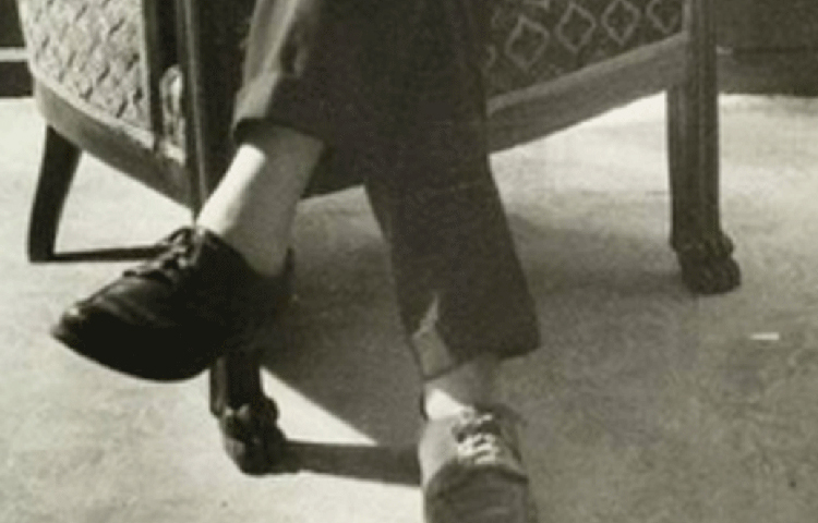 আইনস্টাইন কখনো মোজা পরতেন না। ছোট থেকেই এই অভ্যাস তৈরি হয়েছিল তার। তিনি বিশ্বাস করতেন, যেটা আরামদায়ক হবে সেটাই পরা উচিত। মোজা তার কাছে একেবারেই তেমনটা ছিল না।