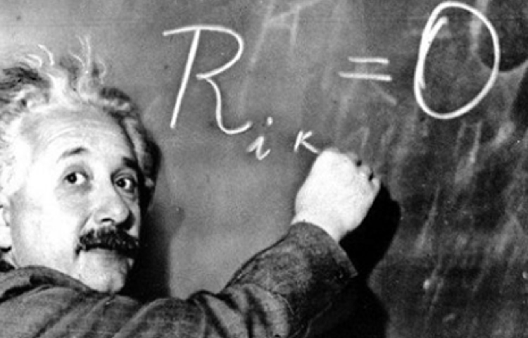 আইনস্টাইন কখনও সাঁতার শেখেননি। এ দিকে তার ইচ্ছা ছিল ঘণ্টার পর ঘণ্টা জলে ভেসে থাকা। ফলে নৌকা তার সেই ইচ্ছাপূরণ ঘটিয়েছিল।