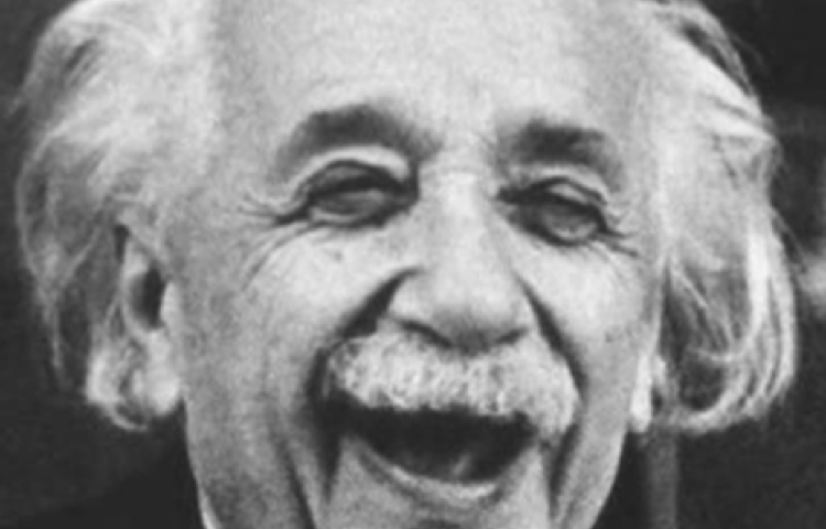 ১৯০৫ সাল ছিল আইনস্টাইনের জীবনের অন্যতম বিস্ময়কর বছর। এই বছরে তার তিনটি পেপার প্রকাশ পায়। প্রথম পেপারে বিশেষ আপেক্ষিকতাবাদের ভিত তৈরি। দ্বিতীয় পেপারে ব্রাউনিয়ান মোশন থেকে অণুর অস্তিত্ব শনাক্ত করা। আর তৃতীয় পেপারে আলোর কণা কোয়ান্টামের প্রয়োগ, যার সূত্রে আইনস্টাইনের নোবেল পুরস্কার।