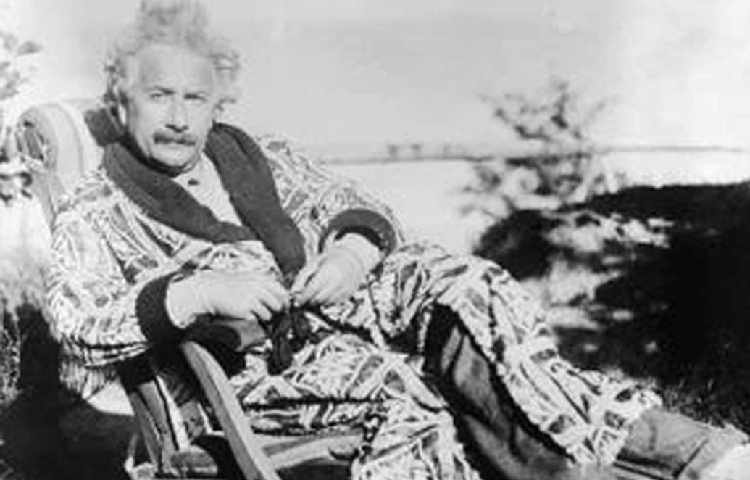 এমন বিস্ময় বিজ্ঞানীর এমন কিছু স্বভাব ছিল, যেগুলো অনেকের কাছে মোটেই স্বাভাবিক ছিল না। তার মতো একজন বিজ্ঞানী যে এগুলো করতে পারেন, তা কল্পনাও করতে পারতেন না অনেকেই। আবার অনেকের মতে, এই স্বভাবগুলোই আইস্টাইনের মস্তিষ্ককে আরও তীক্ষ্ণ করে তুলেছিল।