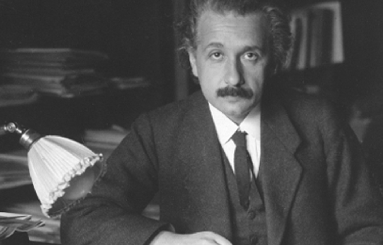 প্রিন্সটনে কাজ করার সময় আইনস্টাইন রোজ প্রায় আড়াই কিলোমিটার পথ হেঁটে কর্মক্ষেত্রে যেতেন। কারণ আইনস্টাইন মনে করতেন এতে স্মৃতিশক্তি বৃদ্ধি পায়।