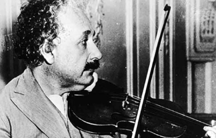 ভায়োলিন বাজাতে খুব পছন্দ করতেন আইনস্টাইন। মস্তিষ্কের সঙ্গে হাত আর চোখের সমন্বয় ঘটে। তাই প্রায়ই ঘণ্টার পর ঘণ্টা ভায়োলিন বাজাতেন তিনি। তিনি বলতেন, ক্ল্যাসিকাল মিউজিক কর্টিসল হরমোনের মাত্রা কমিয়ে মনকে চাপমুক্ত রাখতে সাহায্য করে।