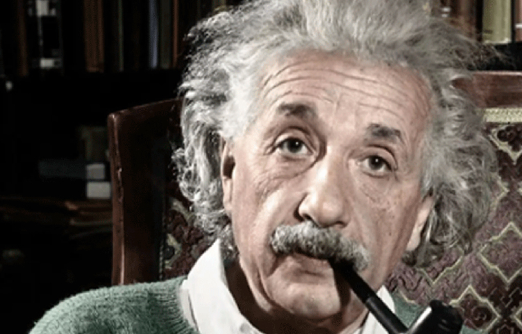 আইনস্টাইনের একটা বদভ্যাস ছিল ধূমপান। তার মুখে সারাক্ষণই পাইপ থাকত আর ধোঁয়ার কুণ্ডলী তাকে ঘিরে থাকত সর্বক্ষণ।