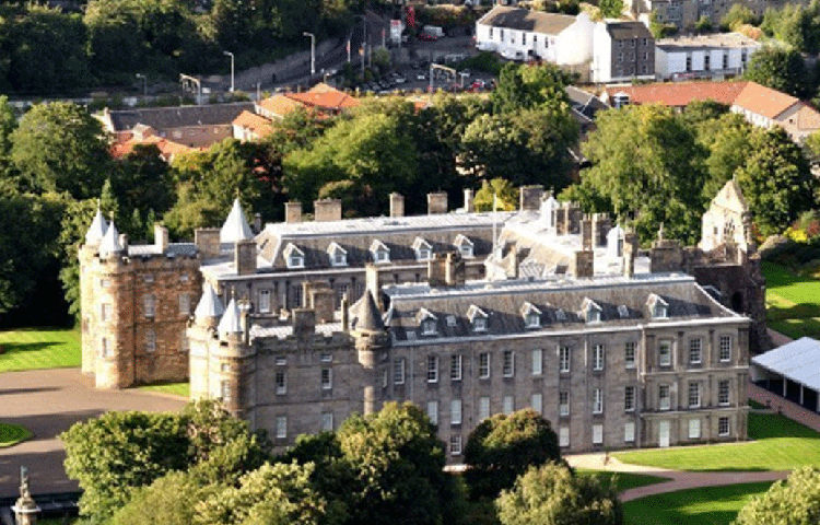 হোলিরুড হাউস: ১৬০০ শতকে স্কটল্যান্ডের রাজা-রানিরা থাকতেন এই প্রাসাদে। আরো আগে ১১২৮ সালে এটি ছিল একটি মনাস্ট্রি। স্কটল্যান্ডের রাজা চতুর্থ জেমস এটি তৈরি করেন। পরে ইংল্যান্ডের রাজারানিরা এটির দেখভাল করতেন। স্কটল্যান্ডের ইতিহাস, সংস্কৃতির সঙ্গে ওতপ্রোত ভাবে জড়িয়ে এই প্রাসাদ।