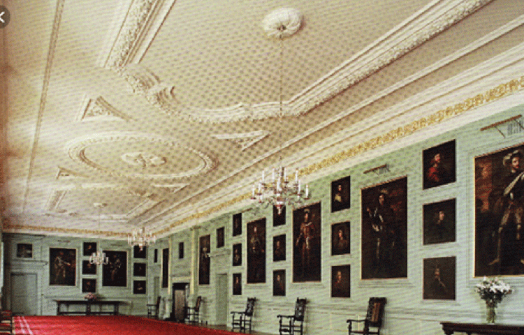 স্কটল্যান্ডে রানির যাবতীয় সরকারি কাজকর্ম হয় এই প্রাসাদ থেকেই। রানি বা রাজপরিবারের কেউই যখন থাকেন না, প্রাসাদ ফাঁকা থাকে, তখন তাদের ব্যক্তিগত থাকার জায়গা, আর্ট গ্যালারি খুলে দেয়া হয় দর্শকদের জন্য। স্কটল্যান্ডের প্রায় ১০০ জন শাসকের ছবি রয়েছে এই গ্যালারিতে। সম্প্রতি প্রায় ৮৬ কোটি টাকা দিয়ে রক্ষণাবেক্ষণ ও মেরামতের কাজ হয়েছে এই প্রাসাদে।