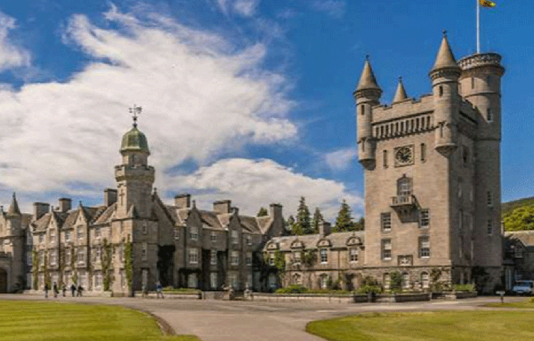 বালমোরাল ক্যাসল: বাকিংহাম, উইন্ডসর বা হলিরুড হাউসের মতো ক্রাউন এস্টেটের তত্ত¡াবধানে নেই এই প্রাসাদ। রানি দ্বিতীয় এলিজাবেথের একান্ত ব্যক্তিগত প্রাসাদ এটি। স্কট-বারোনিয়াল স্টাইলের এই বালমোরাল প্রাসাদটি প্রায় ৫০ হাজার একর জমির উপর তৈরি। প্রাচীন ক্যালিডোনিয়ান স্টাইলে তৈরি এই প্রাসাদটি। প্রাসাদ লাগোয়া বেশ কিছু প্রাচীন বাংলোও রয়েছে।