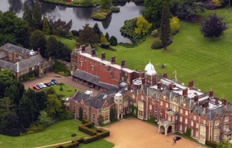 স্যান্ডরিংহ্যাম প্রাসাদ: প্রায় ২০ হাজার একর জায়গা জুড়ে বিস্তৃত। ১৮৬২ সালে রানি ভিক্টোরিয়া এটি নিজের ছেলে সপ্তম এডওয়ার্ডের জন্য ক্রয় করেন। বড়দিন থেকে ফেব্রুয়ারি পর্যন্ত রানি এলিজাবেথ থাকেন এই প্রাসাদেই। জনগণের উদ্দেশে বলা তার বেশিরভাগ বার্তাই এই বাড়ি থেকে রেকর্ড হয়।