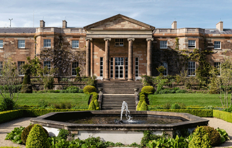 হিলসবোরো ক্যাসল: উত্তর আয়ারল্যান্ডের লিসবার্নের কাছে এই প্রাসাদে রানি সবচেয়ে কম দিন থেকেছেন। ১৮ শতকের শেষের দিকে এই হিলসবোরো প্রাসাদ তৈরি করেন উইলস হিল। দুই একর জমির উপর তৈরি এই দোতলা জর্জিয়ান ম্যানসনটি।