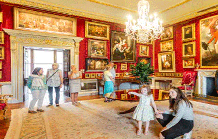 ১৯২২ সালে আয়ারল্যান্ড গঠনের পর ব্রিটিশ সরকাররকে হিলসবোরো প্রাসাদ বিক্রি করা হয়। এর ডাইনিং হলে ৩২জন অতিথি এক সঙ্গে বসতে পারেন। ১৯৮৫ সালে অ্যাংলো-আইরিশ চুক্তিও হয় এই হিলসবোরো প্রাসাদে। এটি সাধারণের জন্য খুলে দেয়া হয় এপ্রিল, মে, জুন সেপ্টেম্বরে।