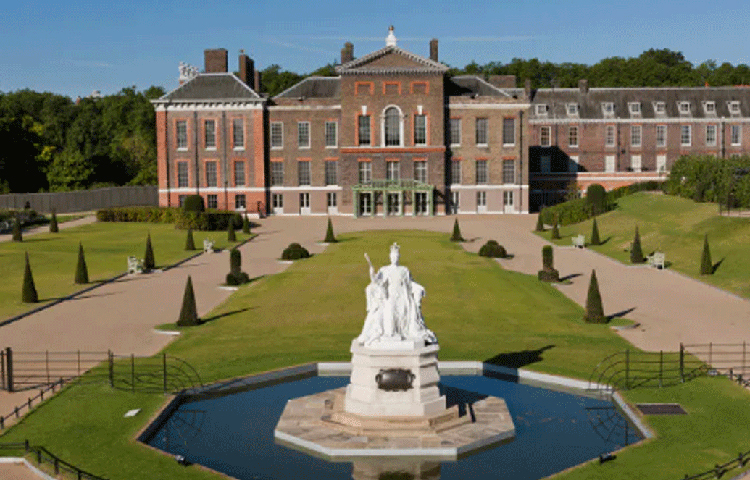 কেনসিংটন প্যালেস: ১৭০০ শতকের কেনসিংটন রাজপ্রাসাদের বর্তমান বাসিন্দা কেমব্রিজের ডিউক ও ডাচেস প্রিন্স হ্যারি ও তার স্ত্রী কেট। প্রায় ৪.৫ মিলিয়ন ডলার (ভারতীয় মুদ্রায় ৩৩ কোটি টাকা) খরচ করে ১৯টি ঘরের সুইটের রক্ষণাবেক্ষণ করা হয়েছে। এই প্রাসাদের অর্ধেকটায় রাজপরিবারের সদস্যেরা বাস করেন, বাকি অর্ধেক সাধারণের জন্য খুলে দেওয়া হয়েছে।