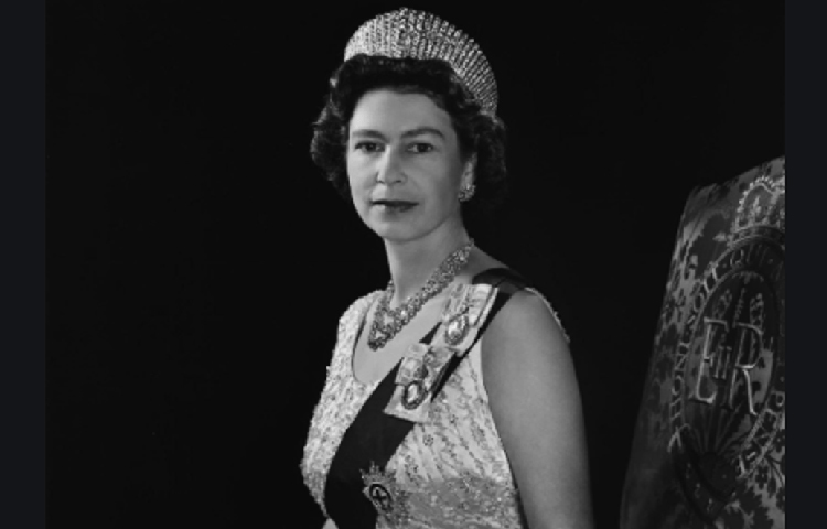 রানি দ্বিতীয় এলিজাবেথ তার বাবা রাজা ষষ্ঠ জর্জের থেকে মুকুট পেয়েছিলেন। মুকুটের সঙ্গে ব্রিটিশ রাজপরিবারের যাবতীয় সম্পত্তির অধিকারীও তিনি হন। সঙ্গে পান রাজপরিবারের অনেকগুলো প্রাসাদ।