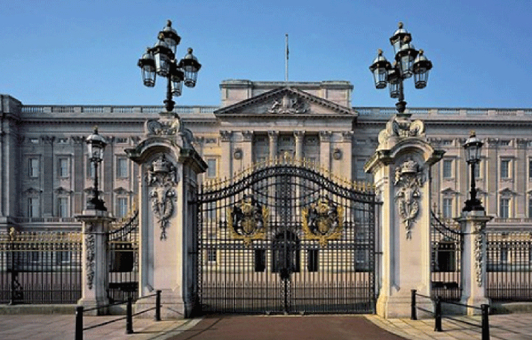 বিভিন্ন সময়ে এই প্রাসাদগুলোতে সময় কাটিয়ে থাকেন রানি দ্বিতীয় এলিজাবেথ। প্রাসাদগুলোর অন্দরমহল দেখলে চোখ ধাঁধিয়ে যাবে।