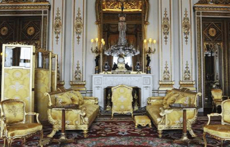 বাকিংহাম প্যালেস: রানির সরকারি বাসভবন এটি। ১৭০৩ সালে সেন্ট জেমস জেলায় ডিউক অফ বাকিংহাম এই টাউন হাউসটি বানিয়েছিলেন। পরে ১৭৬১ সালে রাজা তৃতীয় জর্জ প্রাসাদের বিস্তৃৃতি ঘটান। প্রায় সাড়ে ৮ লাখ বর্গফুটের এই প্রাসাদে মোট ৭৭৫টি ঘর রয়েছে। এর মধ্যে বিলাসবহুল শৌচাঘরই রয়েছে ৮০টি।