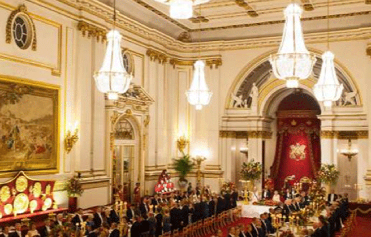 এ ছাড়াও রয়েছে ১৯টি স্টেট রুম, অতিথিদের জন্য ৫২টি ঘর, কর্মচারীদের জন্য আলাদা ১৮৮টি ঘর এবং ৯২টি অফিস।