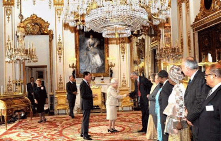 সপ্তাহের বেশির ভাগ সময় রানি দ্বিতীয় এলিজাবেথ এই প্রাসাদে থাকেন। বছরে প্রায় ৫০ হাজার অতিথি এই প্রাসাদে আসেন। রানির নিজস্ব পছন্দের গ্যালারিতে রয়েছে সারা বিশ্বের অন্যতম সেরা প্রায় ৪৫০টি ছবি। ৪০ একর খেলার মাঠও রয়েছে এই প্রাসাদ সংলগ্ন এলাকায়।