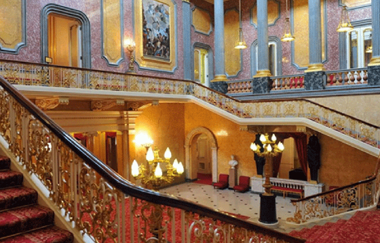 এই প্রাসাদে একটি নয়টা ঘরের ব্যক্তিগত অ্যাপার্টমেন্টে থাকেন রানি। তিনি নাকি প্রথমে চেয়েছিলেন প্রাসাদ সংলগ্ন ক্লারেন্স হাউসে থাকতে। কিন্তু তাকে পারিবারিক পরম্পরা বজায় রাখতে এই প্রাসাদেই থাকতে হয়েছে।