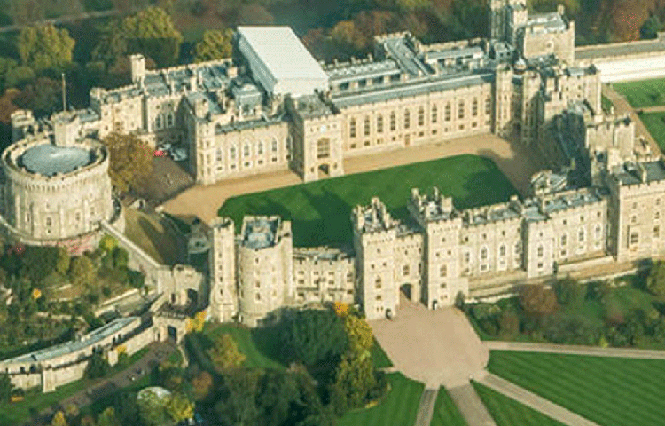 উইন্ডসর ক্যাসল: বাকিংহাম প্যালেসের পর উইন্ডসর ক্যাসলই রানির সবচেয়ে পছন্দের ঠিকানা। মোট এক হাজারটি ঘর রয়েছে এতে। ৪ লাখ ৮৪ বাজার বর্গ ফুট এলাকা জুড়ে রয়েছে এই প্রাসাদটি। বিশেষ করে ইস্টারের সময় তিনি এই প্রাসাদে কাটান।