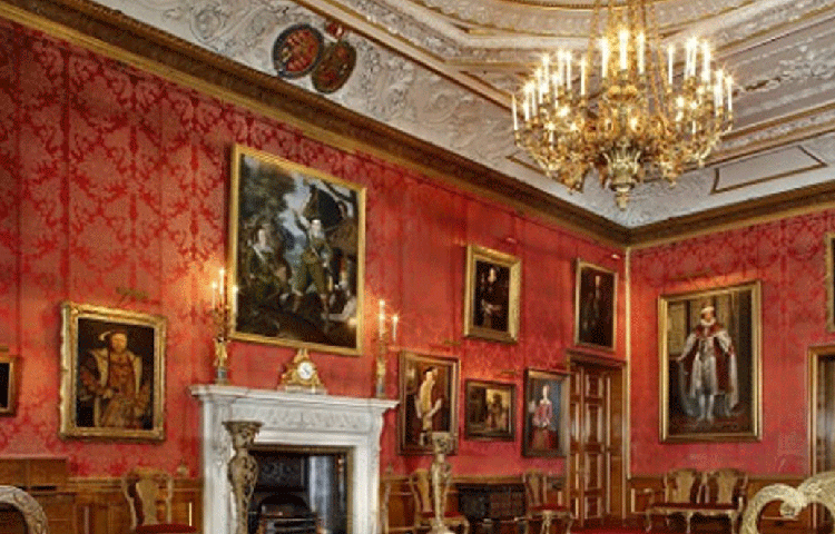 বিখ্যাত শিল্পীদের আঁকা (রুবেনস, ক্যানালেত্তো) দুর্লভ ছবি রয়েছে এই প্রাসাদে। রয়েছে প্রাচীন আমলের বিরল আসবাবপত্রও, যেমন দ্বিতীয় চার্লসের খাট। মধ্যযুগের সেন্ট জর্জ চ্যাপেল ও হল রয়েছে এখানেই।
১০.	বাকিংহাম প্যালেসের মতো উইন্ডসর প্যালেসের রক্ষণাবেক্ষণের বিপুল খরচ। ১৯৯২ সালে আগুন লাগার পর এই প্রাসাদ মেরামত করতে প্রায় ২৩৫ কোটি টাকা খরচ হয়েছিল।